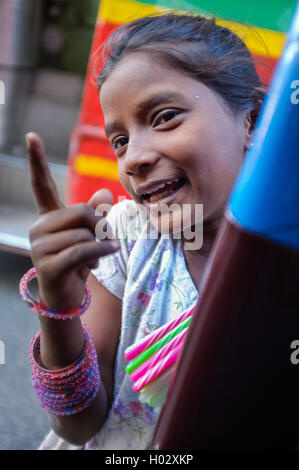 MUMBAI, Indien - 11. Januar 2015: indisches Kind auf Straßen von Mumbai Stifte zu verkaufen. Stockfoto