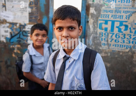 MUMBAI, Indien - 12. Januar 2015: indische Schule Jungen Dharavi Slum Stockfoto