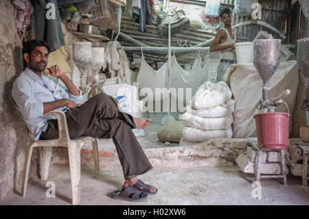 MUMBAI, Indien - 12. Januar 2015: indische Manager einer Mehl-Fabrik posiert mit seiner Arbeitskraft Stockfoto