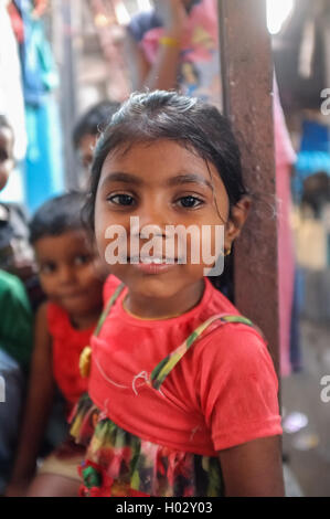 MUMBAI, Indien - 8. Januar 2015: junges Mädchen leben in Dhobi Ghat, Blick in die Kamera Stockfoto