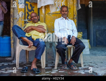 MUMBAI, Indien - 10. Januar 2015: indische Anbieter sitzen infront von Geschäften. Stockfoto