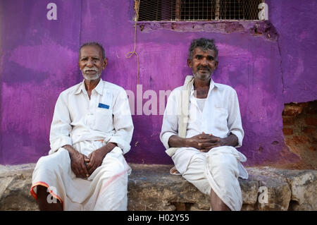 KAMALAPURAM, Indien - 2. Februar 2015: einheimische indische Männer aufgewirbelt infront von Zuhause in einer Stadt in der Nähe von Hampi Stockfoto