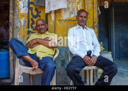 MUMBAI, Indien - 10. Januar 2015: indische Anbieter sitzen infront von Geschäften. Stockfoto