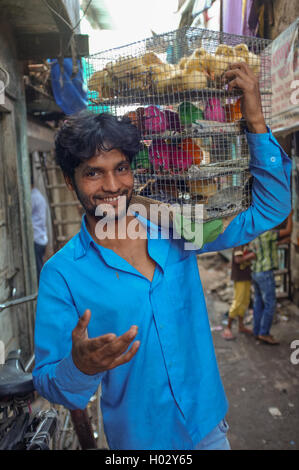 MUMBAI, Indien - 10. Januar 2015: indische Arbeiter tragen Käfig voller junge Geflügel. Stockfoto