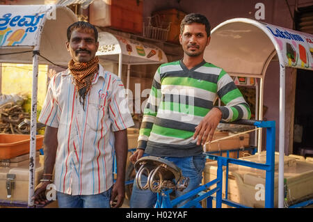 KAMALAPURAM, Indien - 2. Februar 2015: indische Eiscreme Anbieter auf einem Markt in der Nähe von Hampi Stockfoto