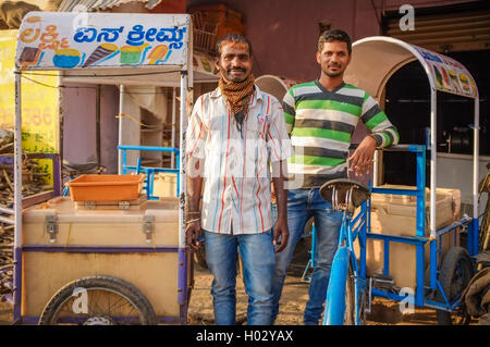 KAMALAPURAM, Indien - 2. Februar 2015: indische Eiscreme Anbieter auf einem Markt in der Nähe von Hampi Stockfoto