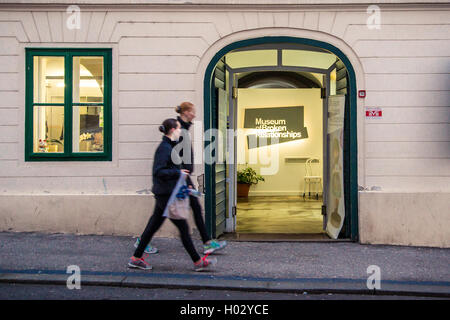 ZAGREB, Kroatien - 12. März 2015: ein Blick auf den Eingang zum Museum der gebrochen Beziehungen mit Touristen vorbei. Stockfoto