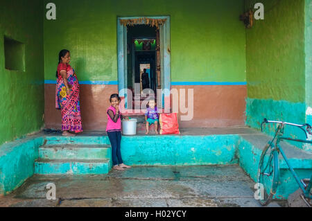 KAMALAPURAM, Indien - 2. Februar 2015: indische Familie außerhalb der eigenen Wohnung in einer Stadt in der Nähe von Hampi Stockfoto