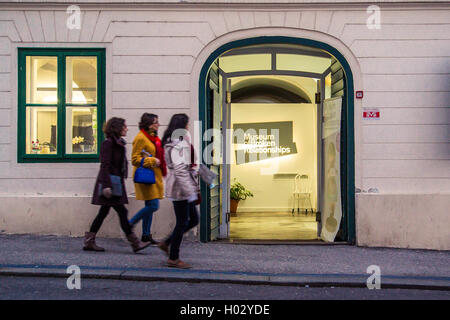 ZAGREB, Kroatien - 12. März 2015: ein Blick auf den Eingang zum Museum der gebrochen Beziehungen mit Touristen vorbei. Stockfoto