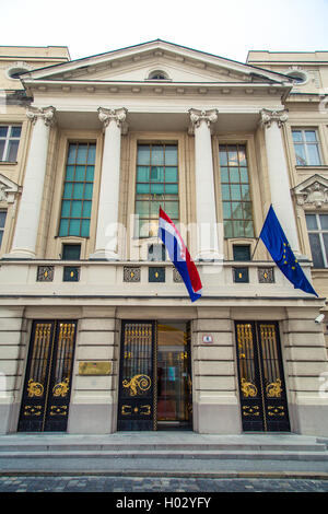 ZAGREB, Kroatien - 12. März 2015: Frontansicht des Haupteingangs zum kroatischen Parlament in Oberstadt. Stockfoto