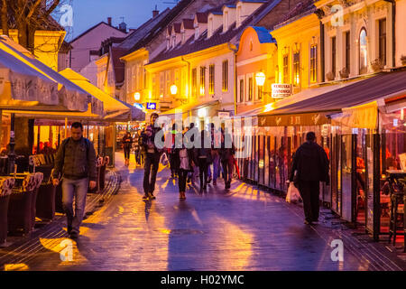 ZAGREB, Kroatien - 11. März 2015: Ansicht der Tkalciceva Ulica in der Abenddämmerung mit einheimischen und Touristen zu Fuß zwischen Bars und Cafés. Stockfoto