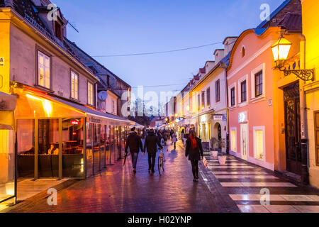 ZAGREB, Kroatien - 11. März 2015: Ansicht der Tkalciceva Ulica in der Abenddämmerung mit einheimischen und Touristen zu Fuß zwischen Bars und Cafés. Stockfoto