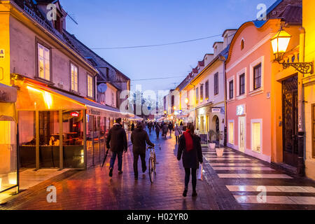 ZAGREB, Kroatien - 11. März 2015: Ansicht der Tkalciceva Ulica in der Abenddämmerung mit einheimischen und Touristen zu Fuß zwischen Bars und Cafés. Stockfoto