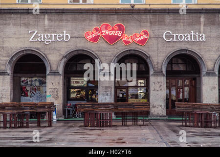 ZAGREB, Kroatien - 11. März 2015: Ansicht von Zagreb Dolac Markt nach Arbeitszeit und dem "Zagreb Kroatien"-Zeichen. Stockfoto