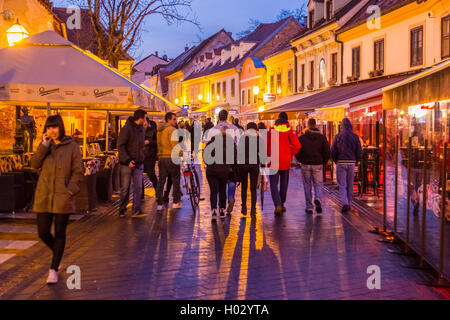 ZAGREB, Kroatien - 11. März 2015: Ansicht der Tkalciceva Ulica in der Abenddämmerung mit einheimischen und Touristen zu Fuß zwischen Bars und Cafés. Stockfoto