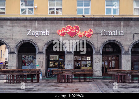 ZAGREB, Kroatien - 11. März 2015: Ansicht von Zagreb Dolac Markt nach Arbeitszeit und dem "Zagreb Kroatien"-Zeichen. Stockfoto