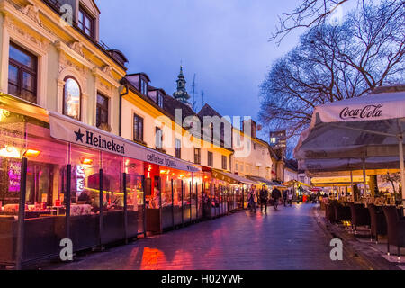 ZAGREB, Kroatien - 11. März 2015: Ansicht der Tkalciceva Ulica in der Abenddämmerung mit einheimischen und Touristen zu Fuß zwischen Bars und Cafés. Stockfoto