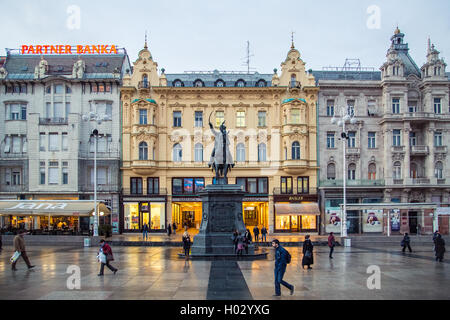 ZAGREB, Kroatien - 11. März 2015: Zagrebs Hauptplatz mit Ban Josip Jelacic Statue und die umliegenden Gebäude an einem nassen Abend. Stockfoto