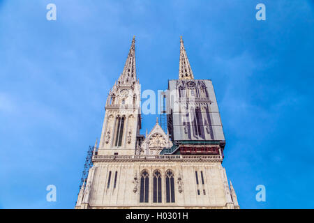 ZAGREB, Kroatien - 11. März 2015: die Kathedrale von Zagreb mit einheimischen und Touristen davor. Stockfoto