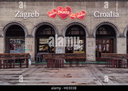 ZAGREB, Kroatien - 11. März 2015: Ansicht von Zagreb Dolac Markt nach Arbeitszeit und dem "Zagreb Kroatien"-Zeichen. Stockfoto