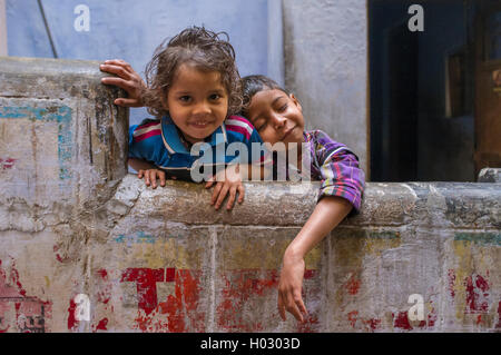 VARANASI, Indien - 20. Februar 2015: zwei Geschwister genießen jede andere Firma. Bruder auf Schwestern Sholder ruht. Stockfoto