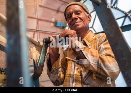 JODHPUR, Indien - 11. Februar 2015: Ghanta Ghar Uhr Mann steht neben Uhrwerk im Turm. Stockfoto