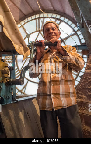 JODHPUR, Indien - 11. Februar 2015: Ghanta Ghar Uhr Mann steht neben Uhrwerk im Turm. Stockfoto