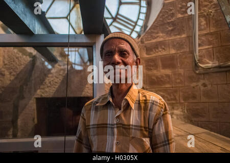 JODHPUR, Indien - 11. Februar 2015: Ghanta Ghar Uhr Mann steht neben Uhrwerk im Turm. Stockfoto