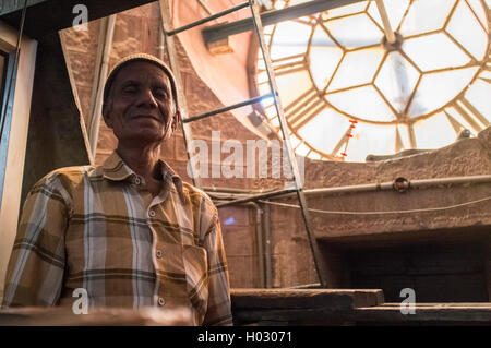 JODHPUR, Indien - 11. Februar 2015: Ghanta Ghar Uhr Mann steht neben Uhrwerk im Turm. Stockfoto