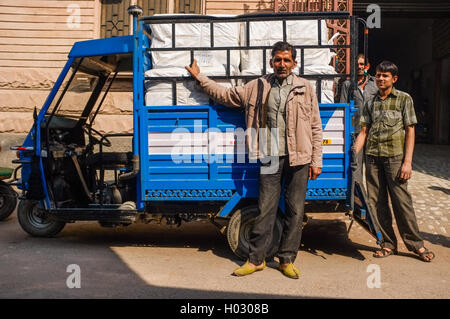 JODHPUR, Indien - 10. Februar 2015: Männer stehen neben Lieferung Dreirad mit Fracht in den Rücken. Stockfoto