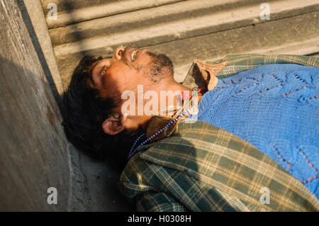 JODHPUR, Indien - 10. Februar 2015: indischer Mann betrunken auf der Straße ohnmächtig. Stockfoto