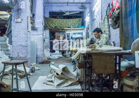 JODHPUR, Indien - 10. Februar 2015: Schneider bei der Arbeit in der Textilfabrik nach der Arbeitszeit. Stockfoto