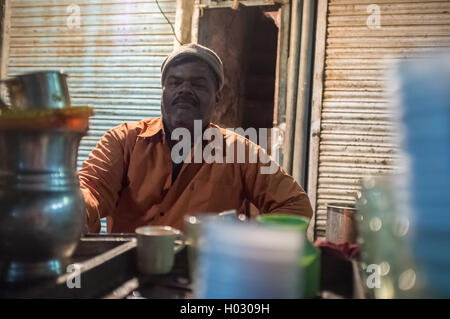 JODHPUR, Indien - 11. Februar 2015: indischer Milchtee Verkauf Mann sitzt in Front des Shops. Stockfoto