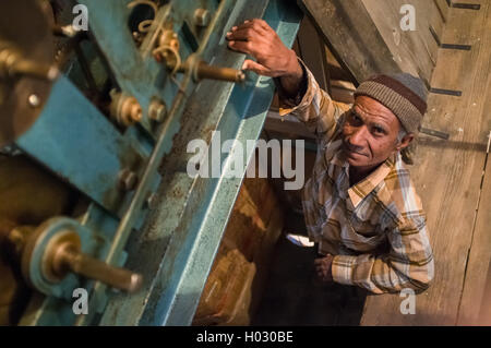 JODHPUR, Indien - 11. Februar 2015: Ghanta Ghar Uhr Mann steht neben Uhrwerk im Turm. Stockfoto