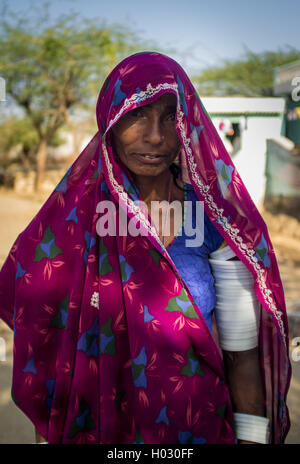 GODWAR REGION, Indien - 13. Februar 2015: Rabari Tribeswoman in Sari dekoriert mit traditionellen Oberarm Armbänder. Rabari oder Re Stockfoto