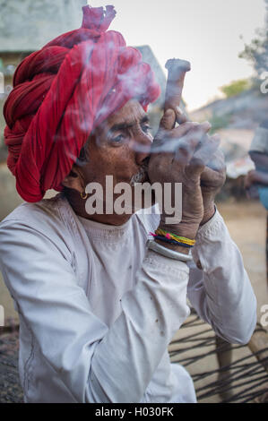 GODWAR REGION, Indien - 12. Februar 2015: Rabari Stammesangehörige Rauchen Chillum. Rabari oder Rewari sind eine indische Gemeinde in den Staat Stockfoto