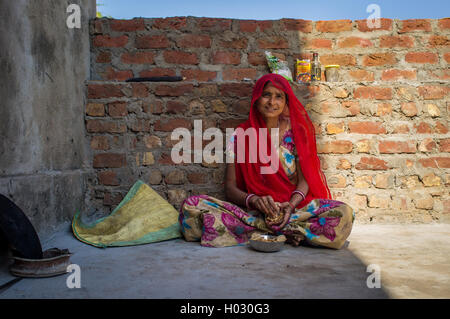 GODWAR REGION, Indien - 13. Februar 2015: indische Frau in Sari sitzt und Chapati zum Frühstück isst. Stockfoto