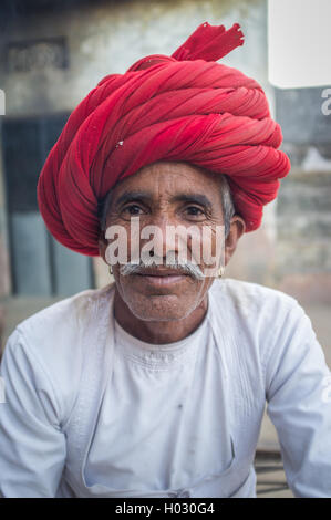 GODWAR REGION, Indien - 12. Februar 2015: Rabari Stammesangehörige mit traditionellen Turban und Kleidung. Rabari oder Rewari sind eine indische co Stockfoto