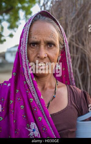 GODWAR REGION, Indien - 12. Februar 2015: Tribeswoman dekoriert mit traditionellen Tätowierungen auf Gesicht, Schmuck und Oberarm Armbänder Stockfoto