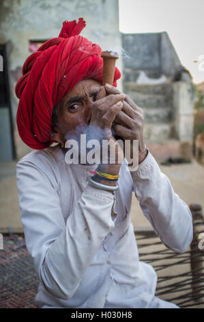 GODWAR REGION, Indien - 12. Februar 2015: Rabari Stammesangehörige raucht Chillum. Rabari oder Rewari sind eine indische Gemeinde in den Staat Stockfoto