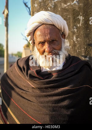 GODWAR REGION, Indien - 14. Februar 2015: ältere Stammesangehörige mit weißen Turban und dunkle Decke. Rabari oder Rewari sind eine indische co Stockfoto