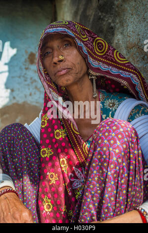 GODWAR REGION, Indien - 13. Februar 2015: Rabari Tribeswoman in Sari dekoriert mit traditionellen Oberarm Armbänder und Jewerelly Stockfoto