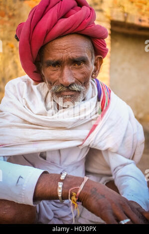 GODWAR REGION, Indien - 14. Februar 2015: ältere Rabari Stammesangehörige mit roten Turban und Decke um die Schultern. Rabari oder Re Stockfoto