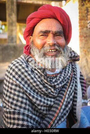 GODWAR REGION, Indien - 14. Februar 2015: ältere Rabari Stammesangehörige mit roten Turban und Decke um die Schultern. Rabari oder Re Stockfoto