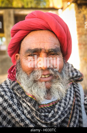 GODWAR REGION, Indien - 14. Februar 2015: ältere Rabari Stammesangehörige mit roten Turban und Decke um die Schultern. Rabari oder Re Stockfoto