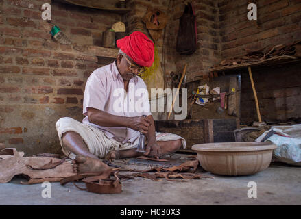 GODWAR REGION, Indien - 13. Februar 2015: ältere indische Schuhmacher aus Rabari Stamm macht neues paar traditionelle Schuhe in Werken Stockfoto