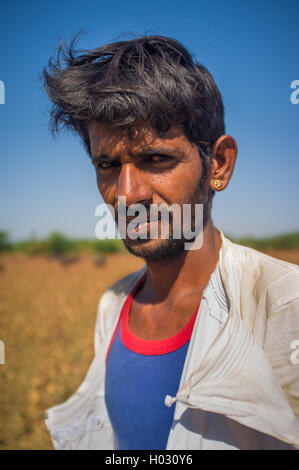 GODWAR REGION, Indien - 14. Februar 2015: Young Rabari Schäfer mit keinen Turban. Rabari sind eine indische Community im Bundesstaat Gu Stockfoto