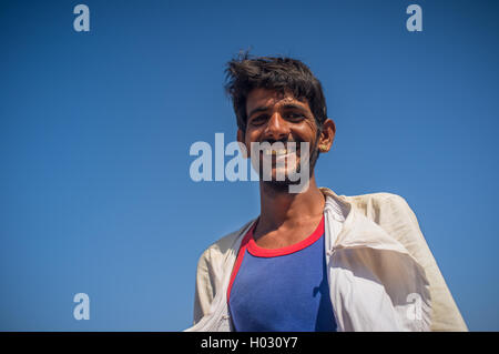 GODWAR REGION, Indien - 14. Februar 2015: Young Rabari Schäfer mit keinen Turban. Rabari sind eine indische Community im Bundesstaat Gu Stockfoto