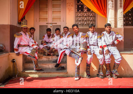 GODWAR REGION, Indien - 15. Februar 2015: Hochzeit Zeremonie Bandmitglieder nach dem Training entspannen. Stockfoto