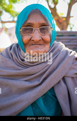 GODWAR REGION, Indien - 14. Februar 2015: ältere indische Frau in Gläsern mit Kopftuch und Decke um die Schultern. Stockfoto
